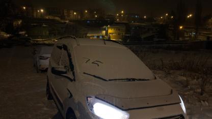 Kar sonrası araçlar beyaz örtüyle kaplandı