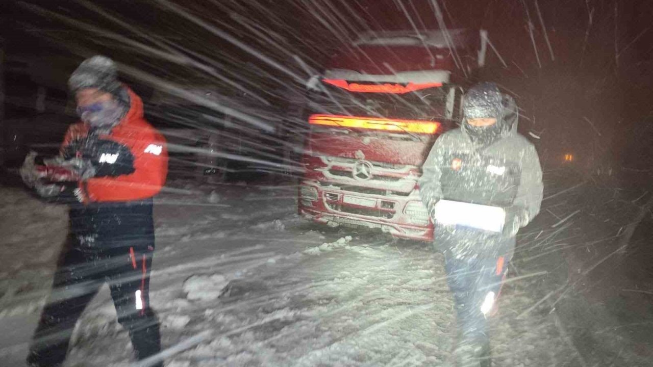 Kardan dolayı mahsur kalanlara kumanya desteği