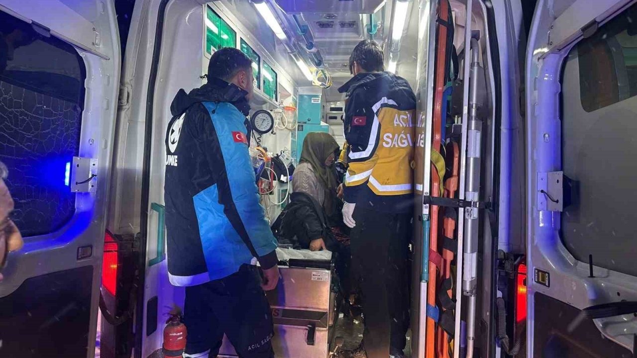Karlı yollar aşıldı, hasta kadın kurtarıldı