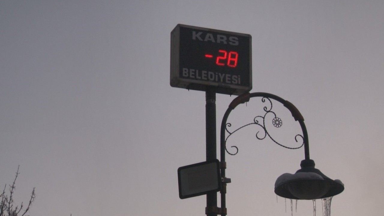 Kars buz tuttu: Termometreler eksi 28’i gösterdi