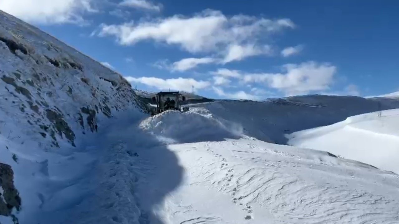 Kars’ta köy yolları tek tek açılıyor