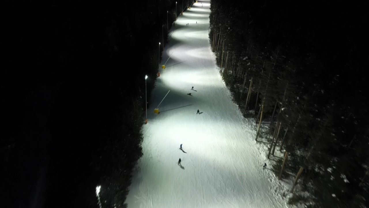 Kristal karların üzerinde gece mesaisi: Sarıkamış’ta ışıklar altında kayak keyfi