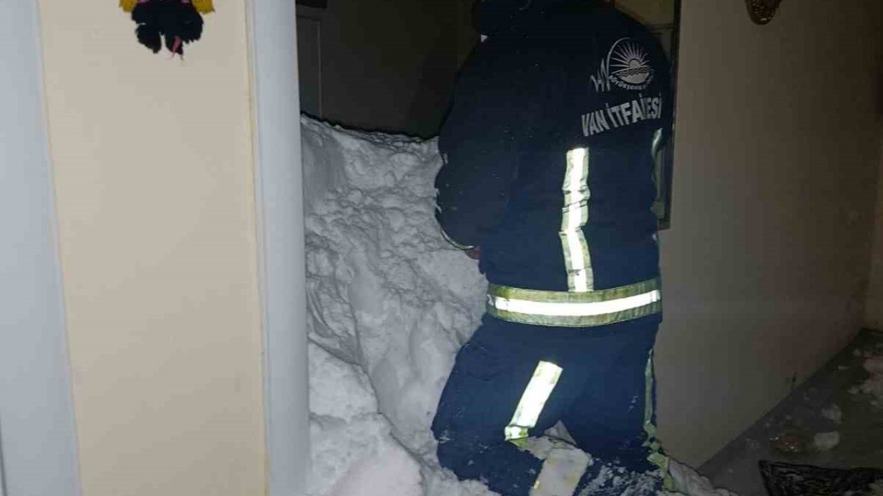 Mahalleye çığ düştü: 1 kişi kayıp, 22 ev boşaltıldı