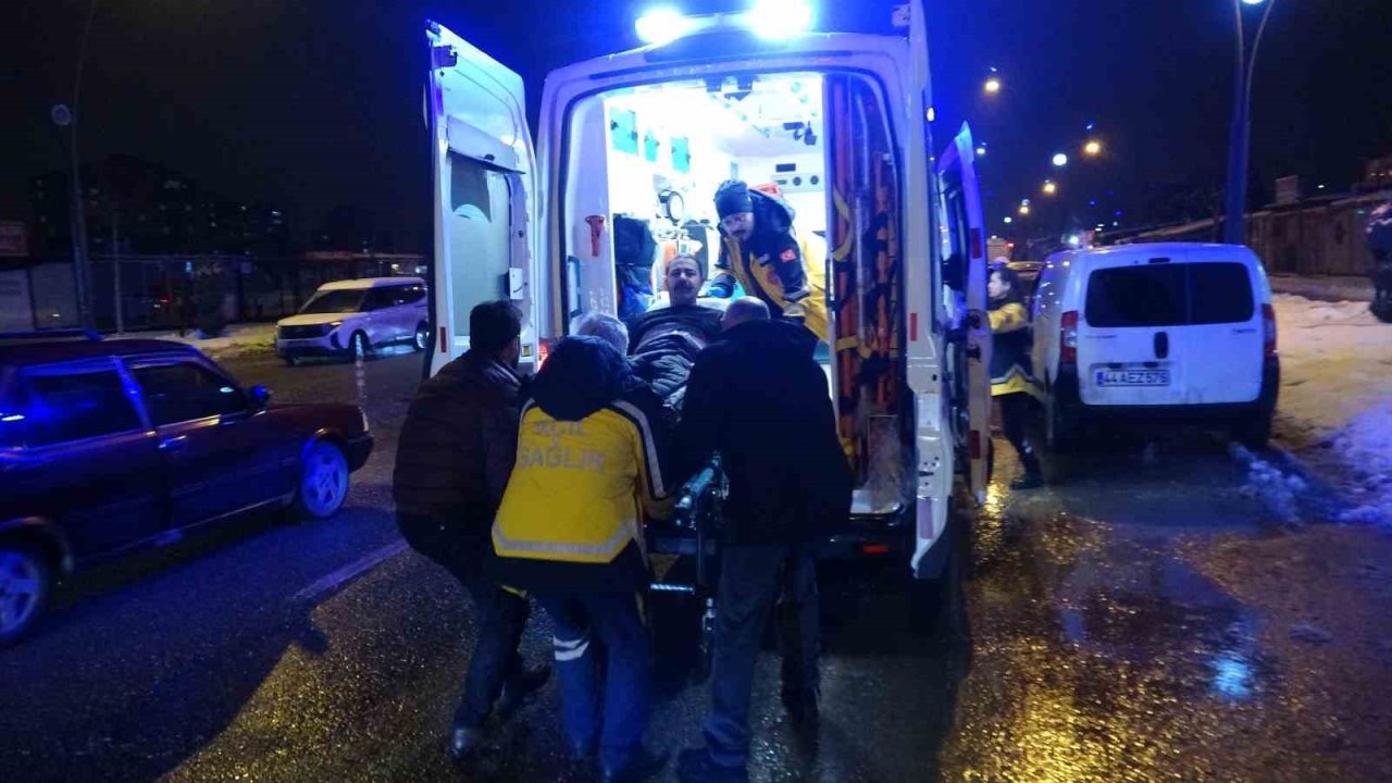 Malatya’da husumetlilerin bıçaklı kavgasında: 2’si ağır 3 kişi yaralandı