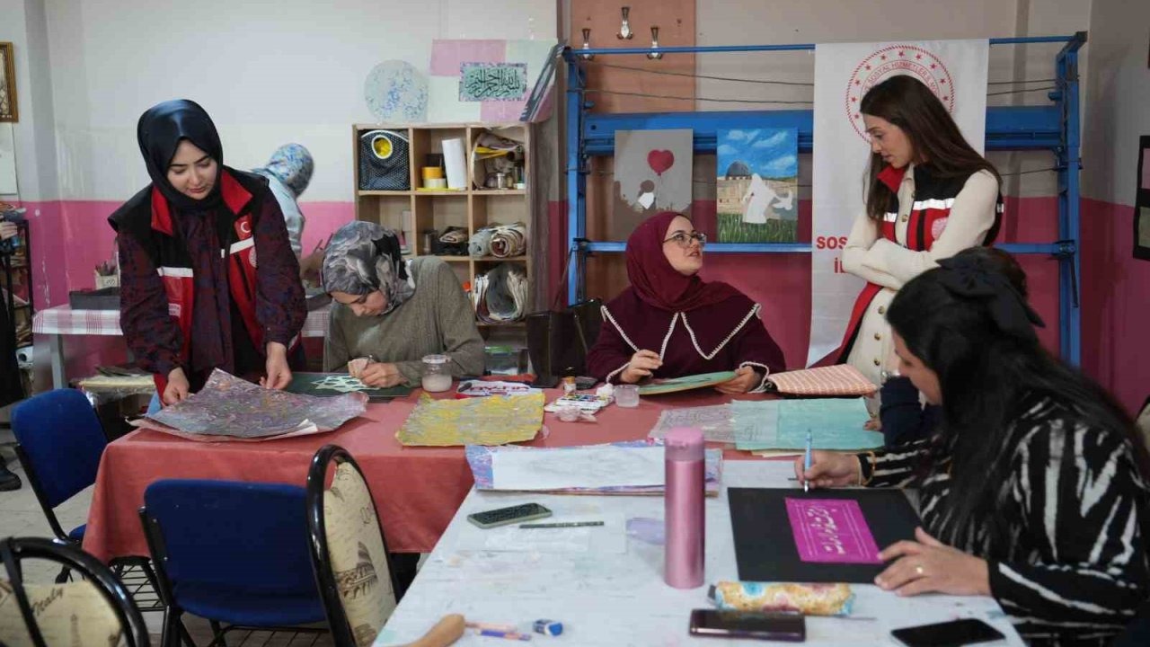 Muş’ta şehit yakınları ve gazilere yönelik ebru kursu yoğun ilgi gördü