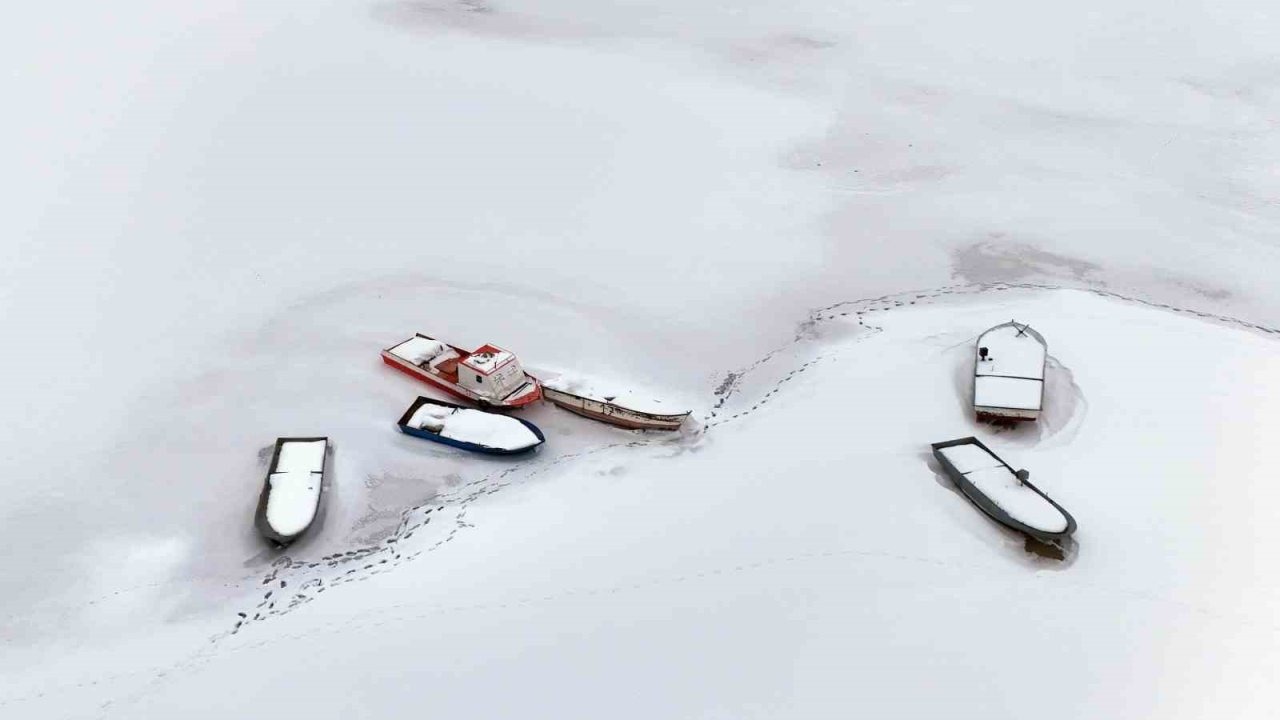 Nazik Gölü tamamen dondu