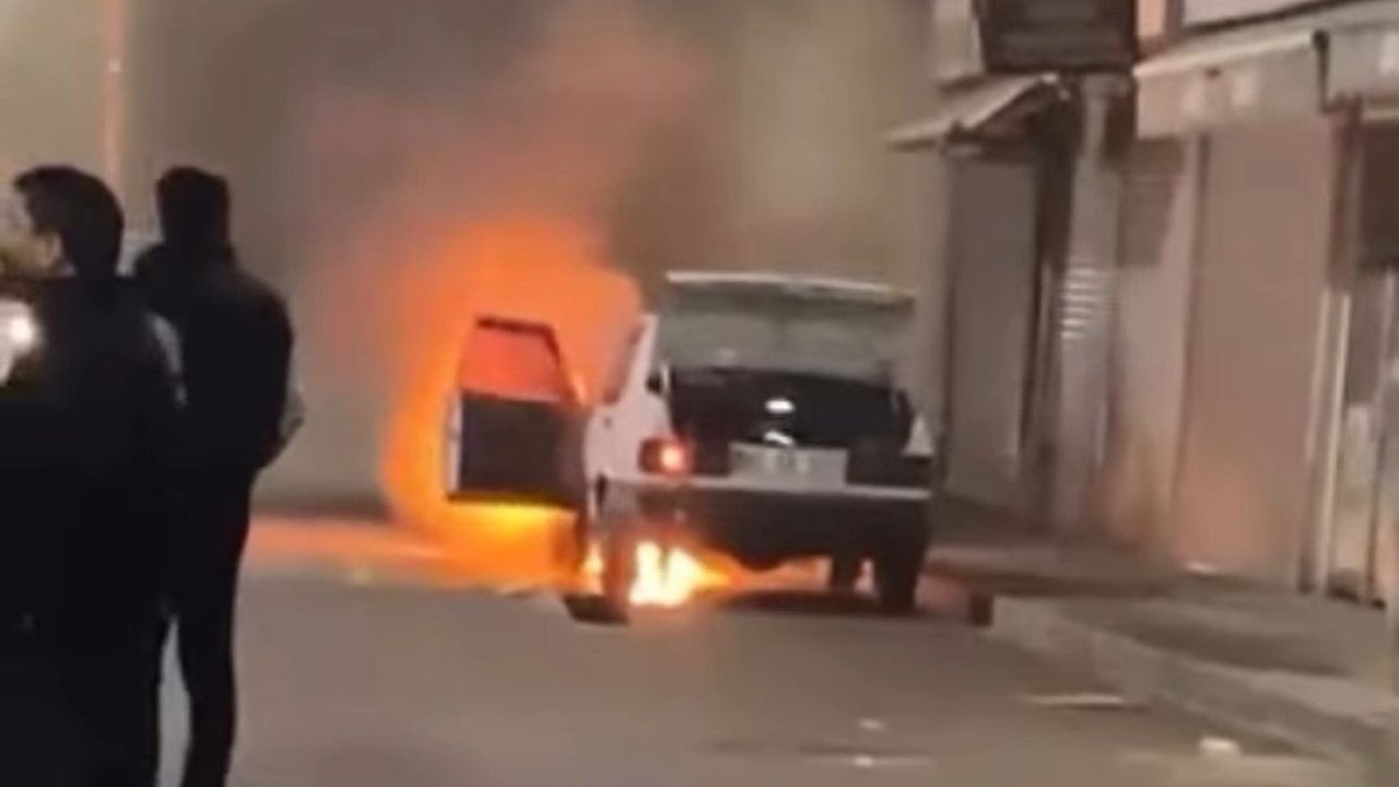 Park halindeki otomobil alev alev yandı