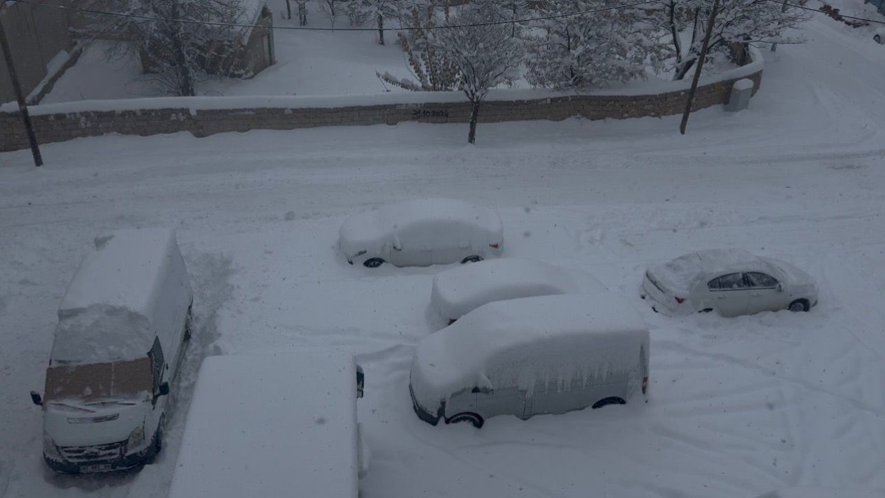 Patnos’ta kar hayatı durdurdu