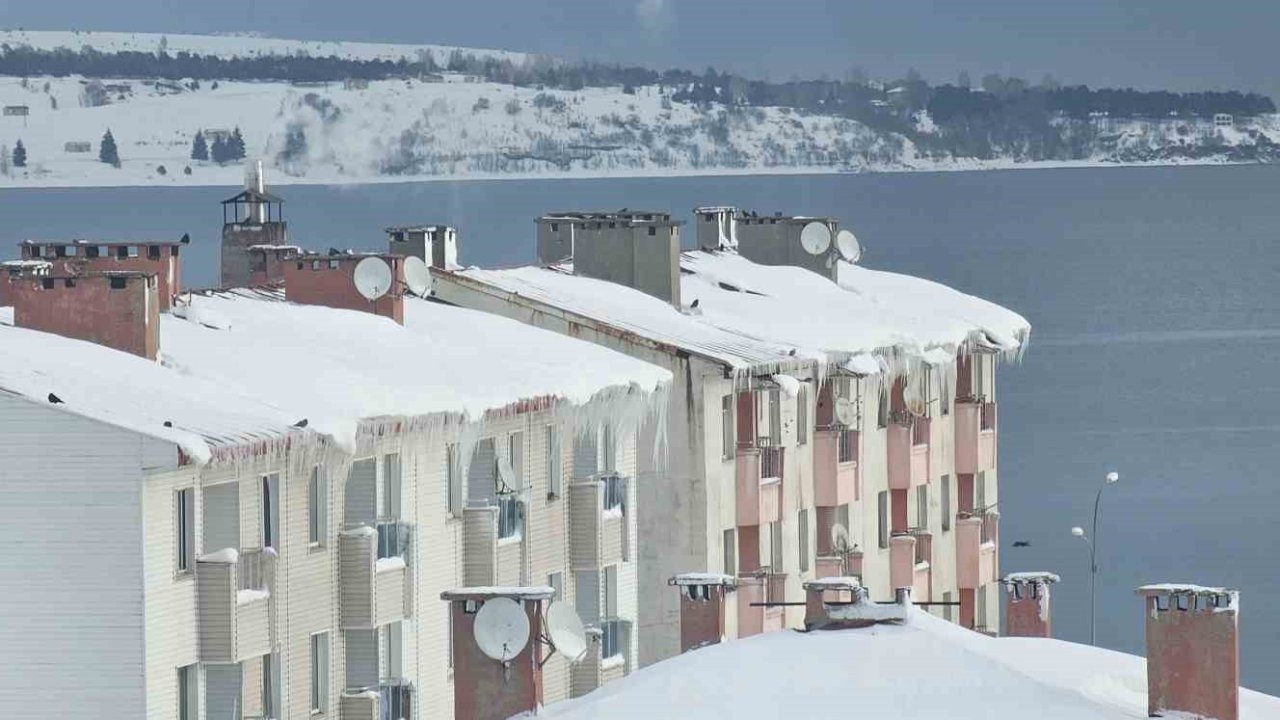 Tatvan’da sibirya soğukları etkili oluyor: Çatılarda metrelerce buz sarkıtları oluştu