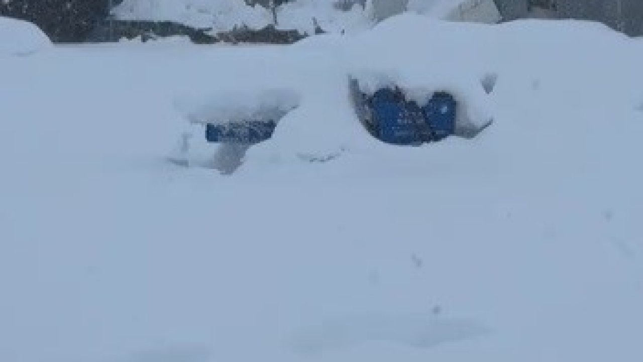 Tunceli’de kar yüküne dayanamayan iş yerinin çatısı çöktü