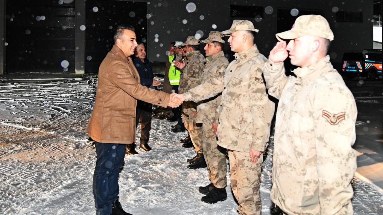 Vali Çiçek, yeni yıla görev başındaki jandarma ile girdi