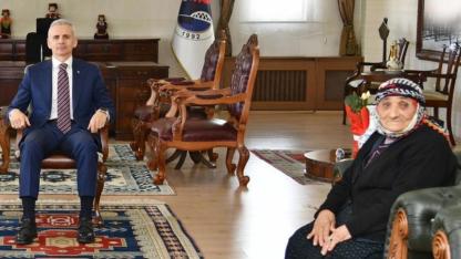 Vali Çiçekli, şehit annesini makamında ağırladı