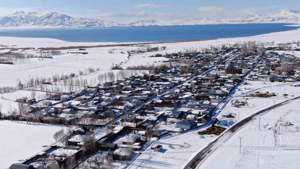 Van’da beyaz esaret görsel şölene dönüştü: Yerleşim yerleri beyaz gelinliğini giydi
