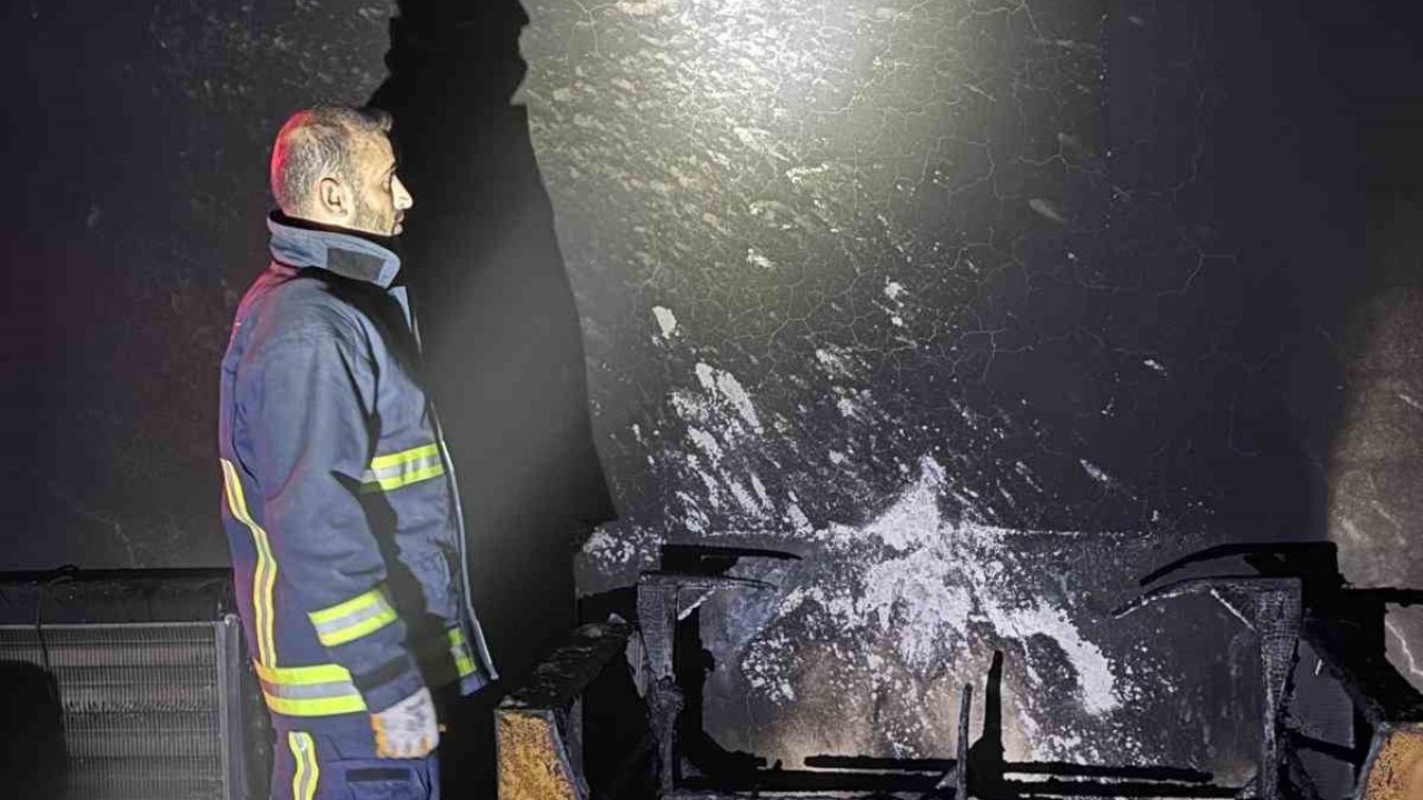 Van’da çıkan yangında bir ev kullanılamaz hale geldi