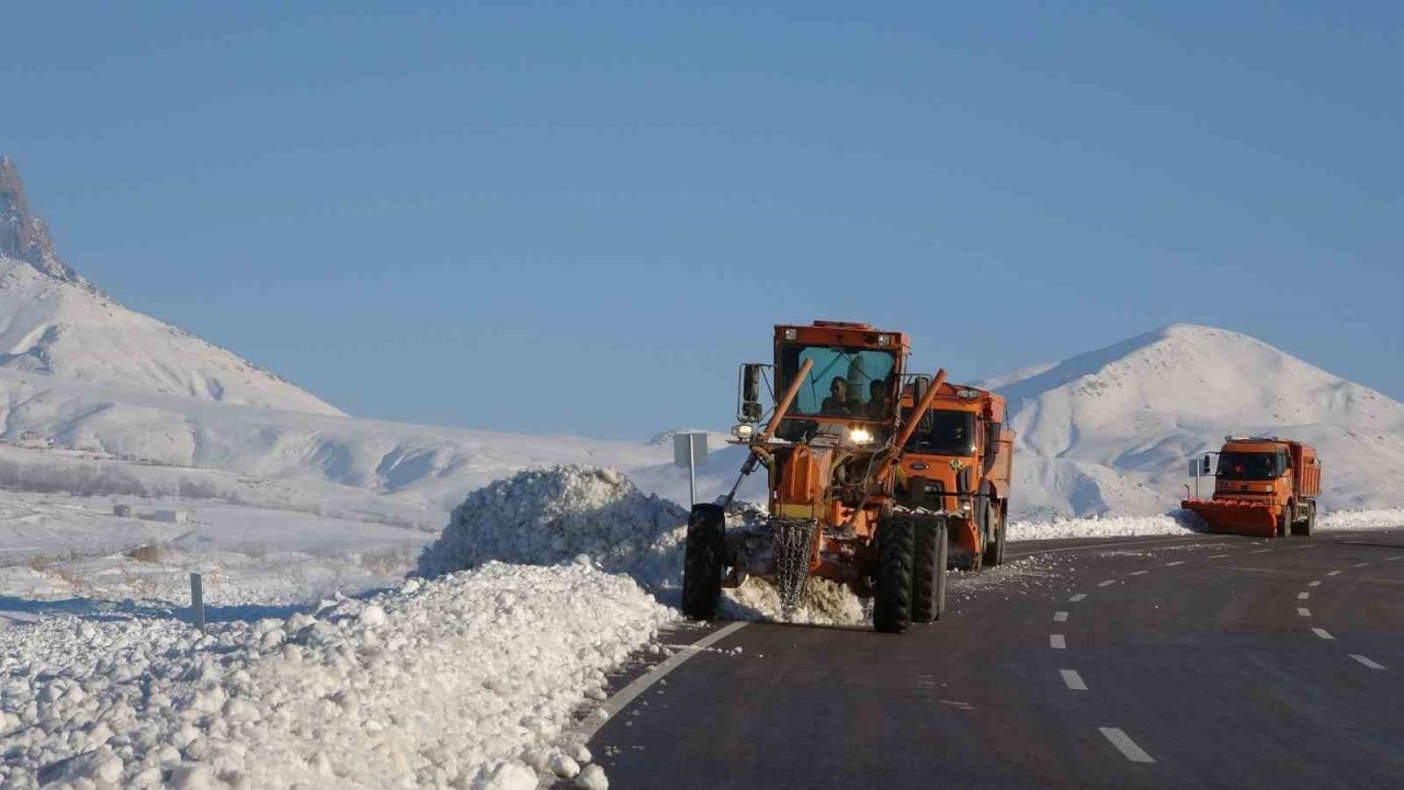Van’da kar mesaisi: Yol kenarlarında biriken kar kütleleri temizleniyor