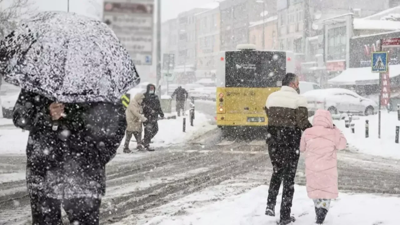 Yeni kar yağışı geliyor! Öğrenciler okula başlamadan tatil ilan edilebilir