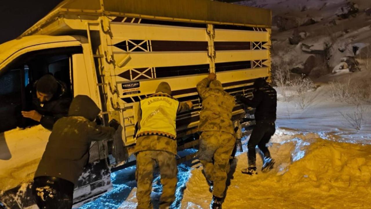 Yoğun kar Ardahan’da ulaşımı durdurdu
