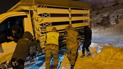 Yoğun kar Ardahan’da ulaşımı durdurdu