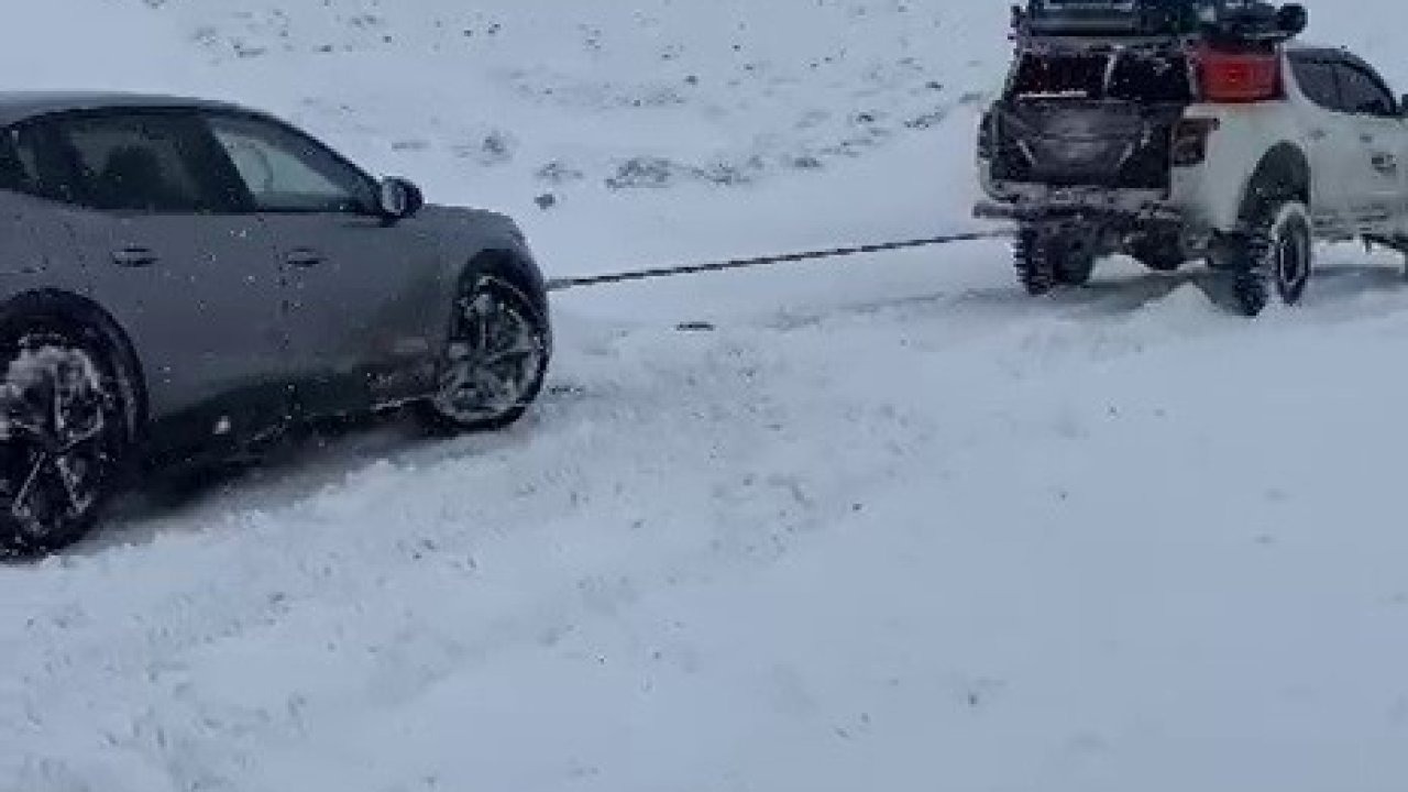 Yolda mahsur kalan sürücünün yardımına Off-Road ekibi yetişti