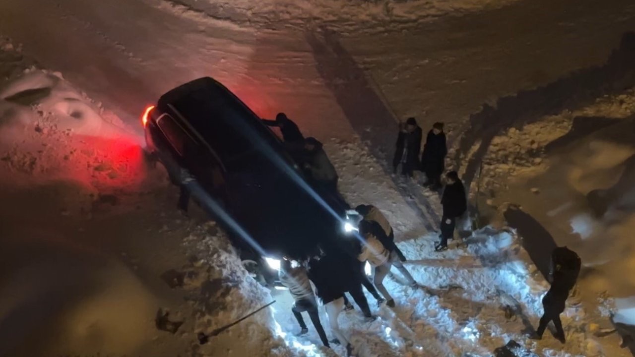 Yüksekova’da kar esareti: Kara saplanan araçlar imece usulü kurtarıldı