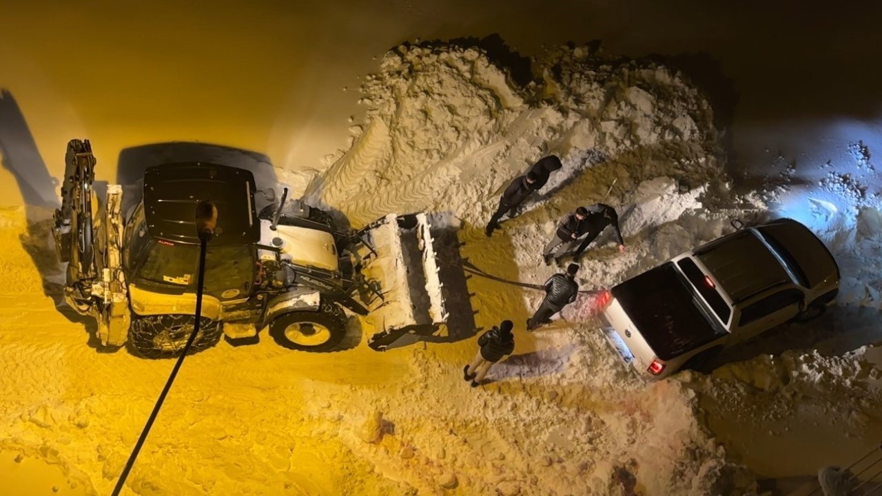 Yüksekova’da kurtarma operasyonu: İnsan gücü yetmeyince belediye yetişti