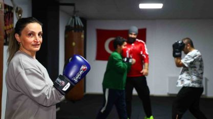 47 yaşındaki hemşire anne çocuklarıyla birlikte eldiven giyip ringe çıktı