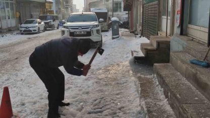 Ardahan’da dondurucu soğuk ağaçları kırağıyla kapladı