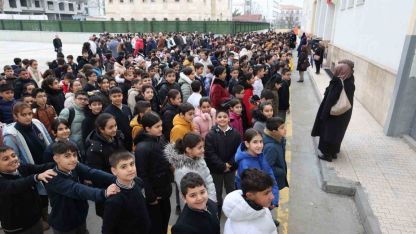 Depremde hayatını kaybedenler Elazığ’daki okullarda anıldı