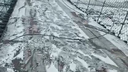 Kars’ta asma köprüde korku dolu anlar: Otomobil buzda kayarak asılı kaldı