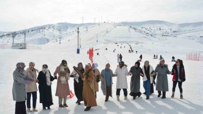 Kursiyer kadınlar kızakla kayıp halay çekmenin keyfini çıkardı