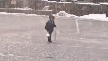 Kar altında İstiklal Marşı’nı okuyan çocuk yürekleri ısıttı