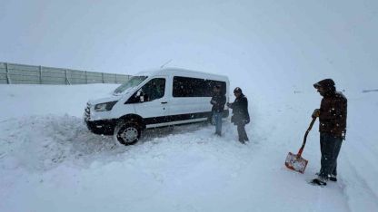 Erzurum’da kar yağışı ve tipi nedeniyle araçlar yolda mahsur kaldı