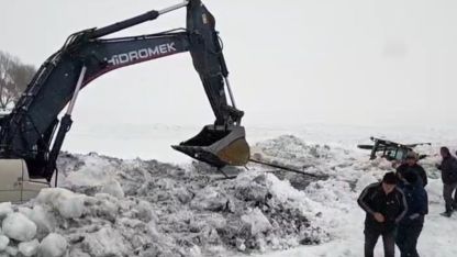 Çıldır Gölü’ne gömülen iş makinası çıkarıldı