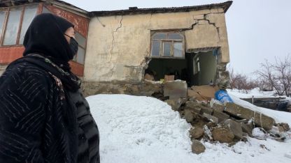 Yüksekova’da bir evin duvarı yıkıldı: "Deprem oluyor sandım"