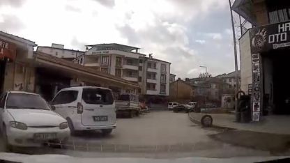 Elazığ’da kaza ucuz atlatıldı: Saniyelerle ölümden döndü