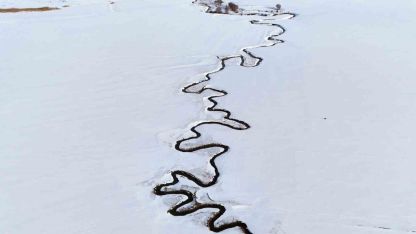 Kar altındaki menderesler güzel manzaralar oluşturuyor