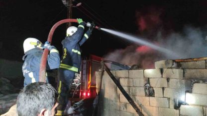 Van’da korkutan ahır yangını: 3 inek son anda kurtarıldı