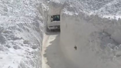 Çığ nedeniyle kapanan köy yolunda zorlu karla mücadele çalışması