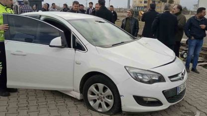 Tren hemzemin geçitte araca çarptı: 3 yaralı