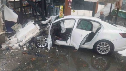 Bingöl’de otomobil iş yerine girdi: 5 yaralı