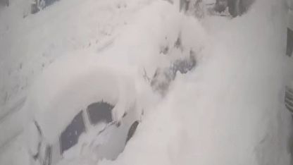 Yoldaki karı temizleyen iş makinası kardan kaybolan otomobile çarptı