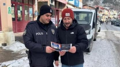 Ardahan Emniyeti çarşıda broşür dağıttı