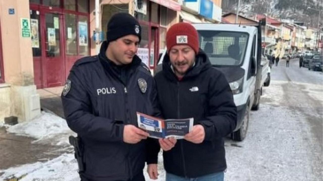 Ardahan Emniyeti çarşıda broşür dağıttı