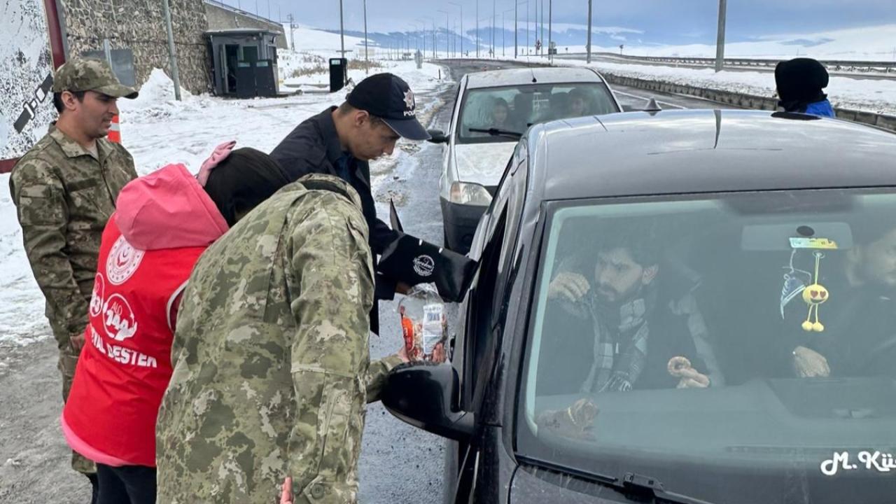 Berat Kandili’nde gönülleri ısıtan ikram
