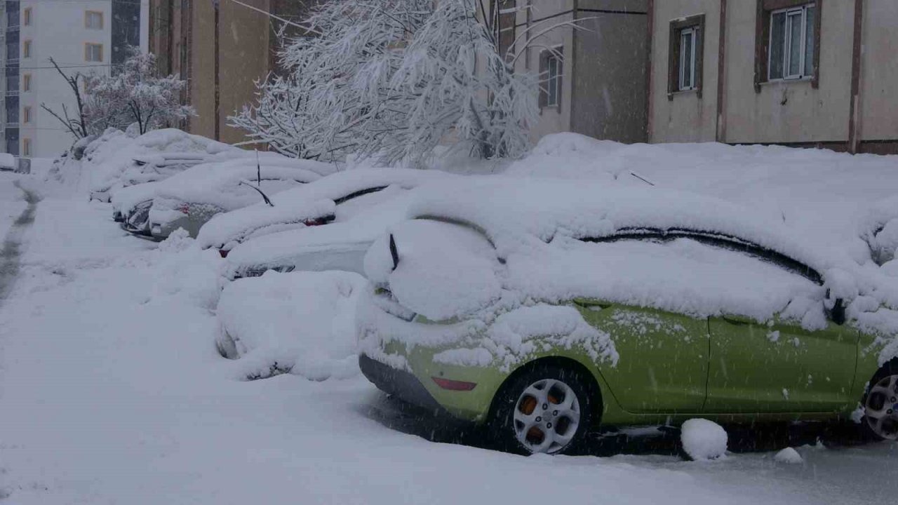 Bitlis’te kar yağışı: 62 köy yolu ulaşıma kapandı