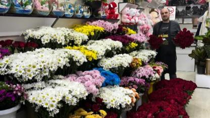 Çiçekçilerde Sevgililer Günü mesaisi başladı