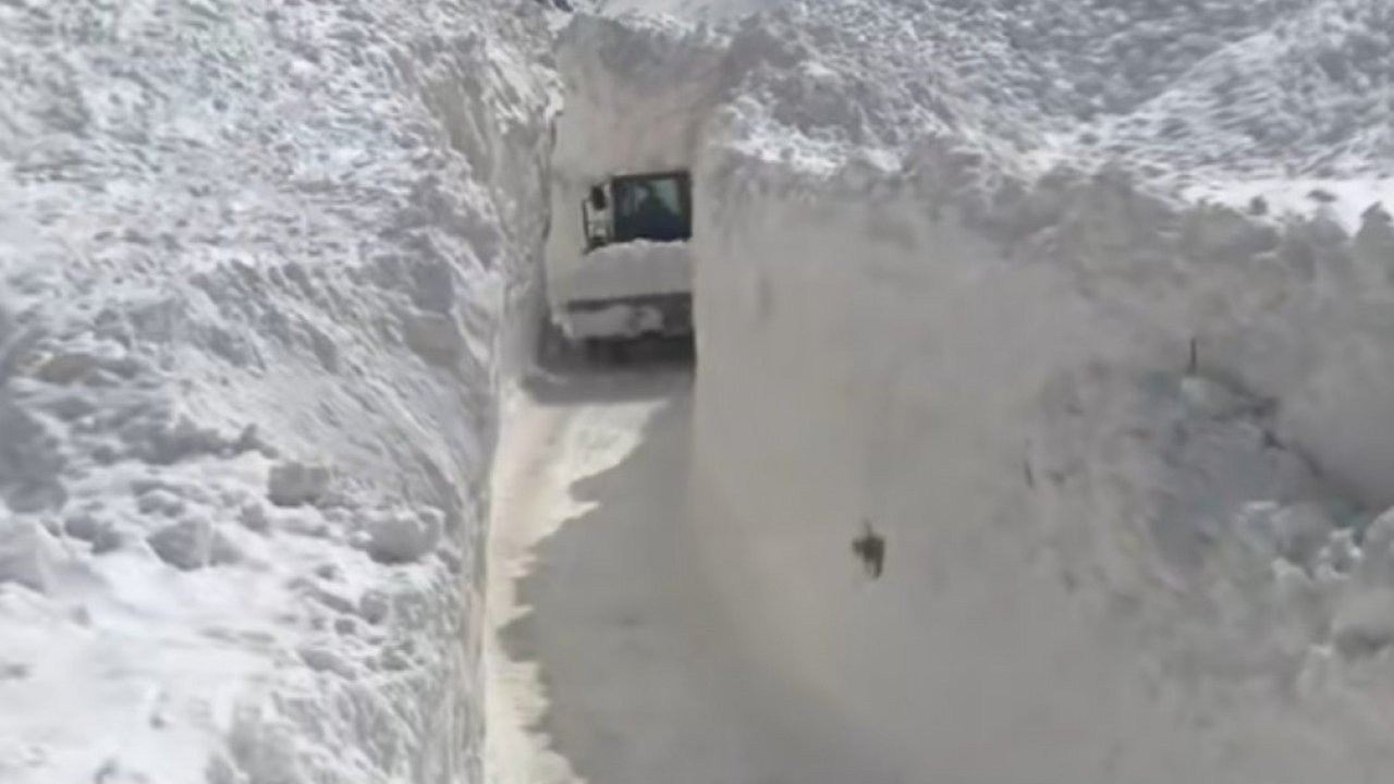 Çığ nedeniyle kapanan köy yolunda zorlu karla mücadele çalışması