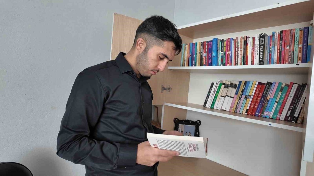 Erciş’te engelli genç kitap yazarak hayata tutundu