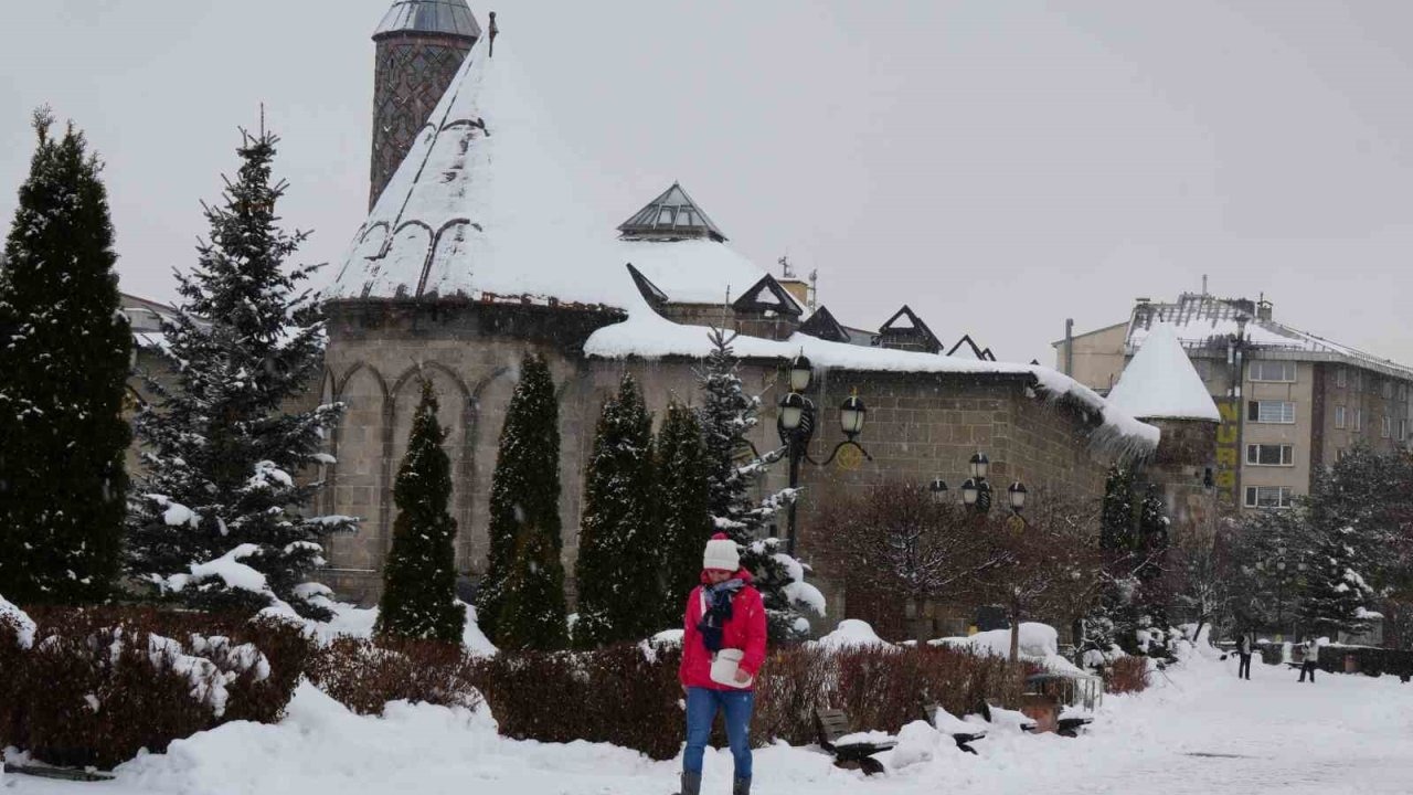 Erzurum’da 84 köy yolu kardan ulaşıma kapandı