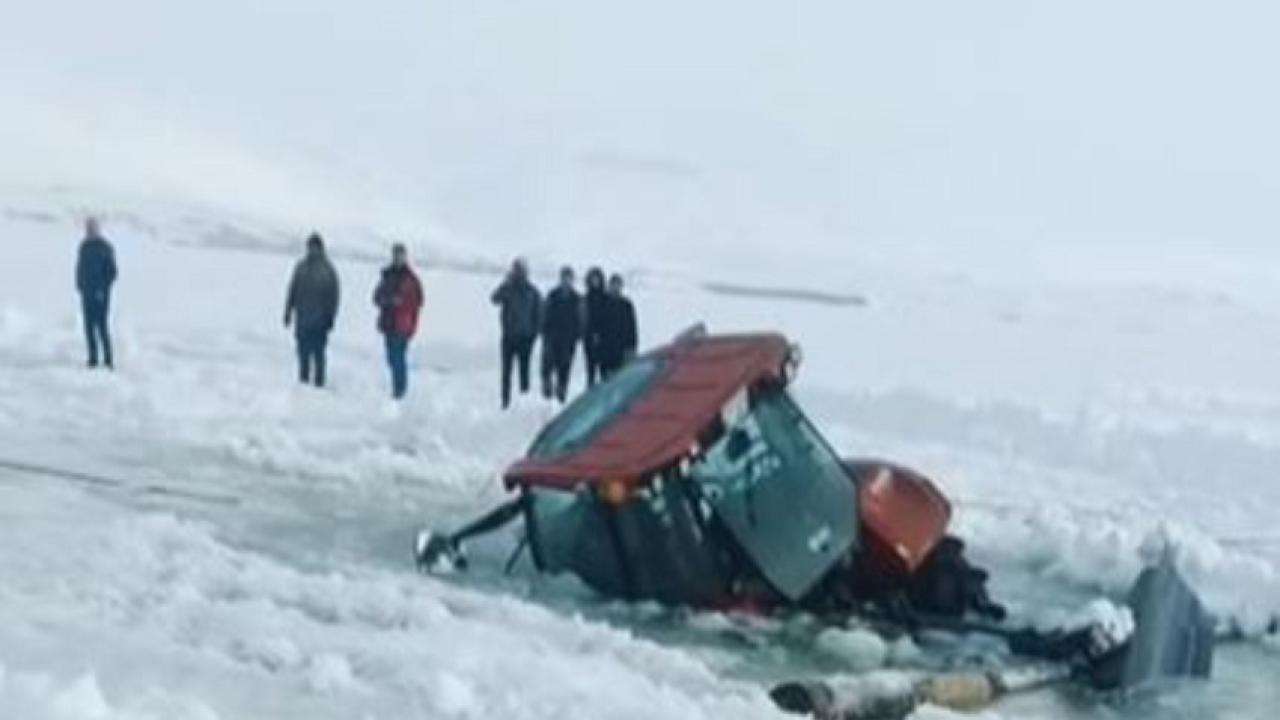 Festival hazırlığında facianın eşiğinden dönüldü: Buz kırıldı traktör suya gömüldü
